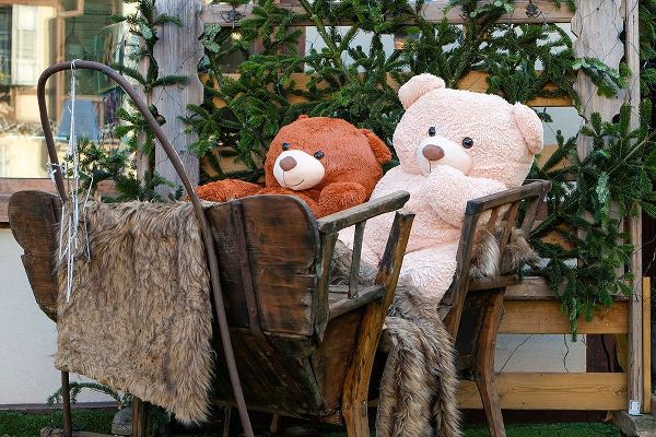 McRoberts, Julien 아티스트의 Colmar-France Old town Colmar adorned with Christmas decoration Cozy teddy bears in old wood sleigh작품입니다.